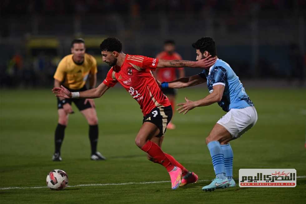 فضيحة تحكيمية: الكشف عن القرار المثير لجدل حكم مباراة الأهلي وبيراميدز في الدوري المصري