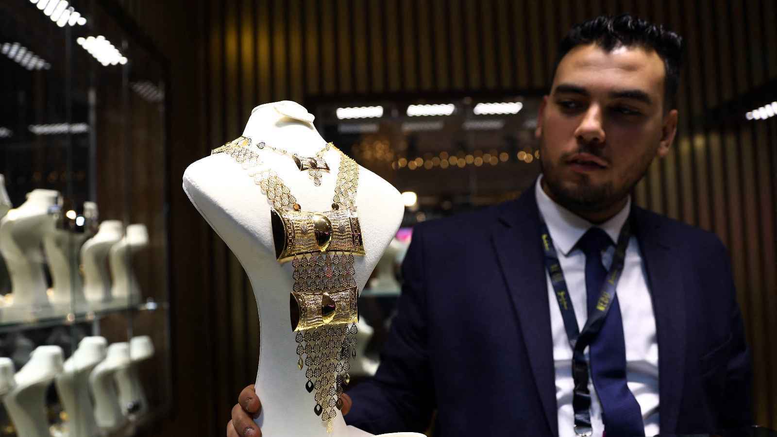 انخفاض سعر الذهب في مصر يثير الجدل.. هل يجب انتظار المزيد من التراجع؟