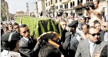 مأساة وداع.. المراسم تجرح قلوب محبي الأديب الكبير في جنازة رسمية تحرمه من الوداع الشعبي