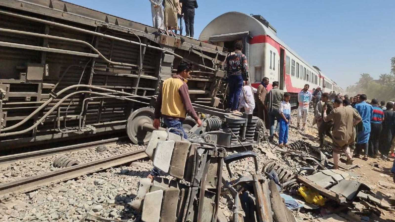 كارثة قطار مروعة تضرب مصر: 3 وفيات ونحو 100 مصاب في حادث انقلاب مروع بمحافظة مطروح