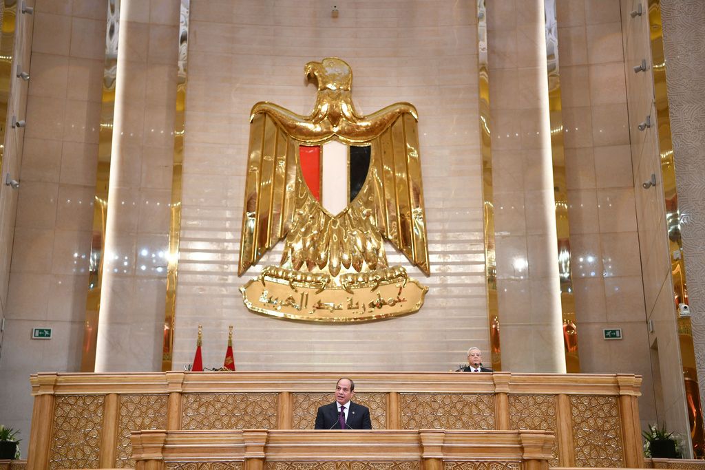 لماذا تلتزم مصر الصمت حيال النشاط الإسرائيلي في سوريا؟ فهل هو تفادي للتصعيد الإقليمي أم جزء من السياسة الحيادية؟ ما العوامل التي تحدد سياسة الصمت المصري؟