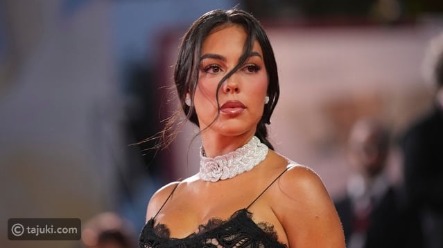 جورجينا رودريغيز تتألق بتسريحة الضفيرة في فينيسيا: أناقة وجاذبية في السينما